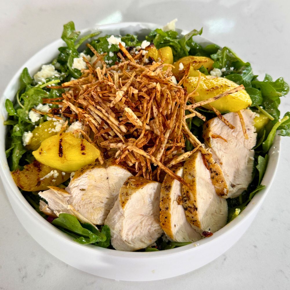 Salade de roquette, pêches et poulet grillés