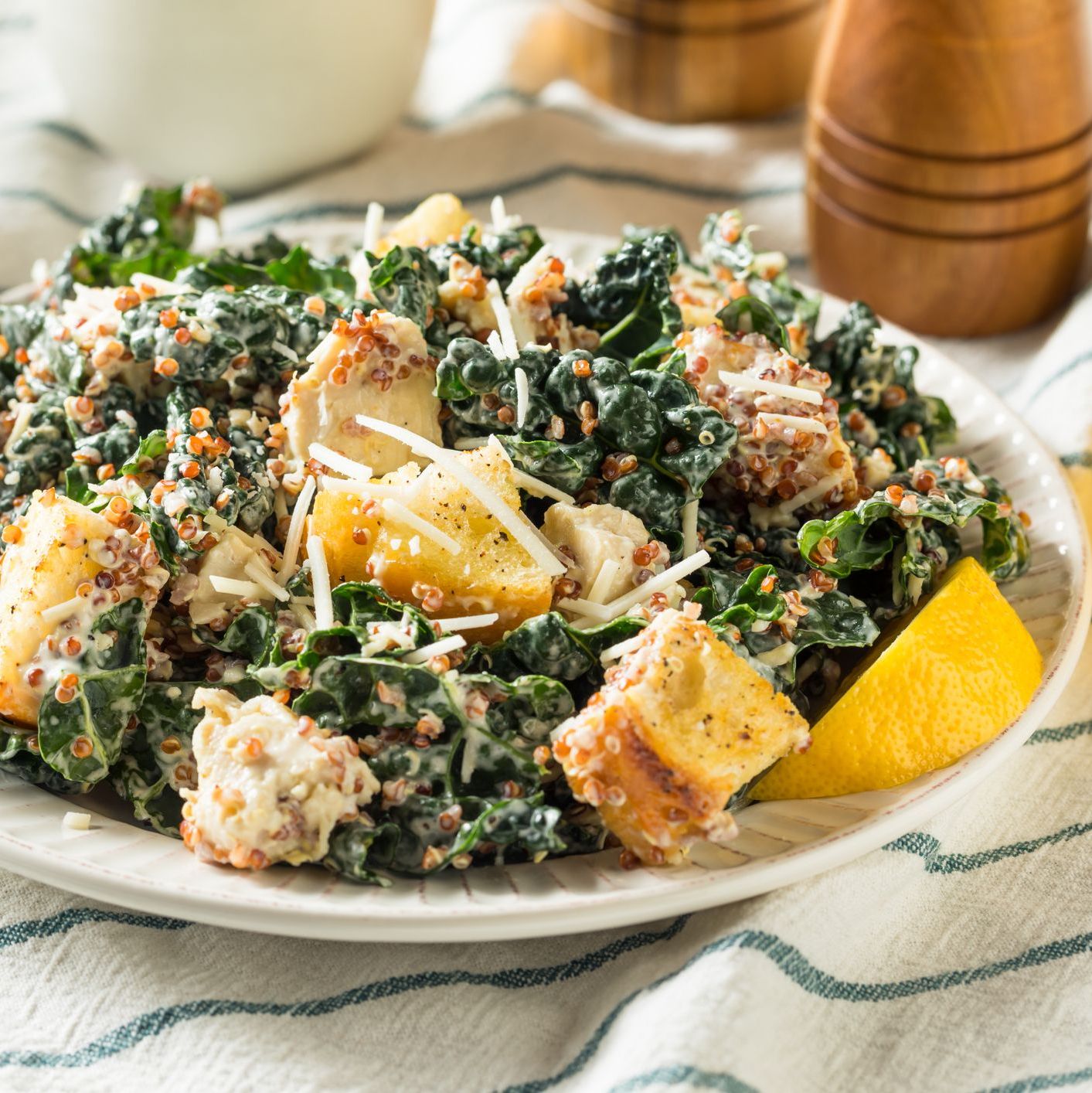 Leichter Caesar-Salat mit Grünkohl und Knoblauch-Croûtons Leichter Caesar-Salat mit Grünkohl und Knoblauch-Croûtons