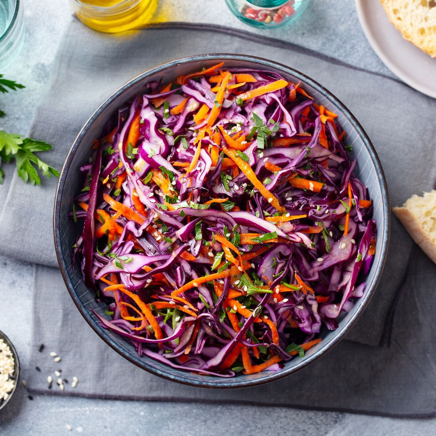 Salade de chou rouge, carottes et graines de sésame
