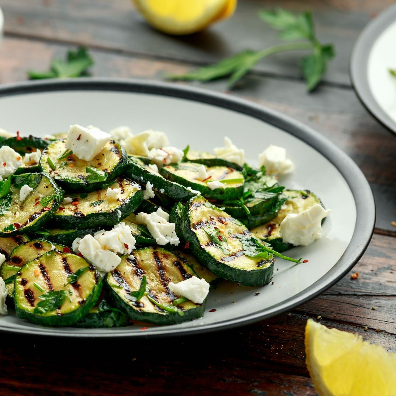 Salade de courgettes grillées, feta et menthe fraîche