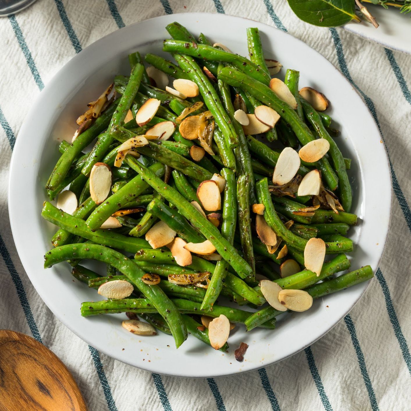 Salade de haricots verts, échalotes et vinaigrette à la moutarde