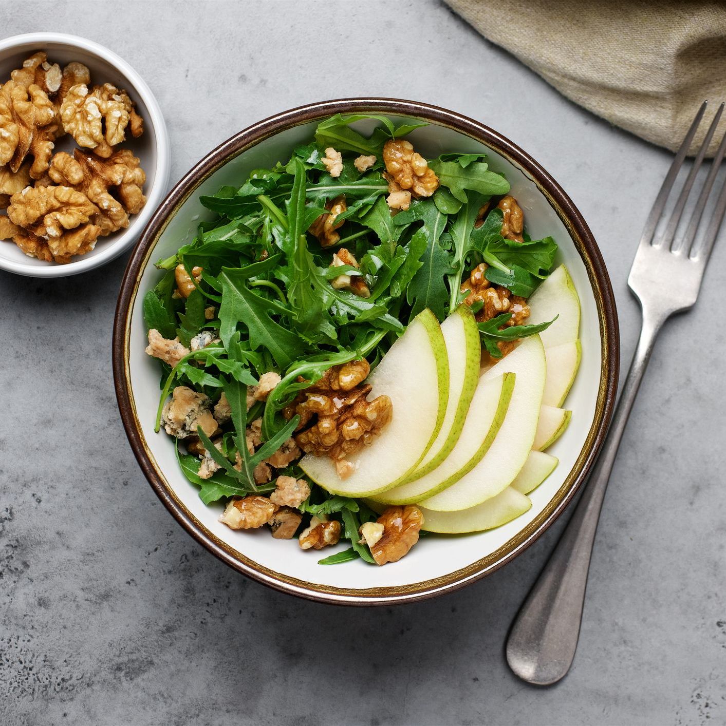 Salade de jeunes pousses, poires et noix de Grenoble
