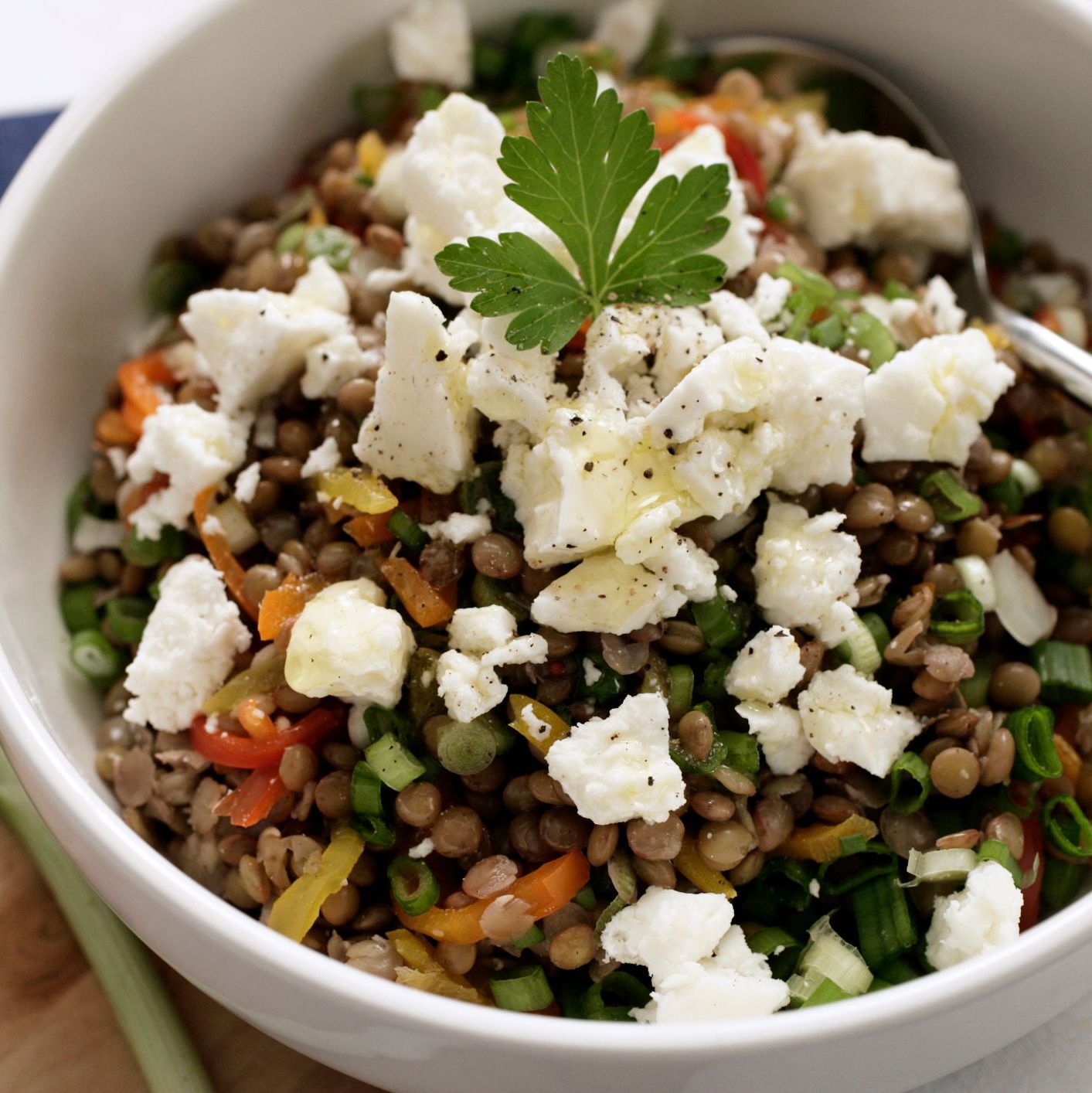 Salade de lentilles vertes, feta et herbes fraîches