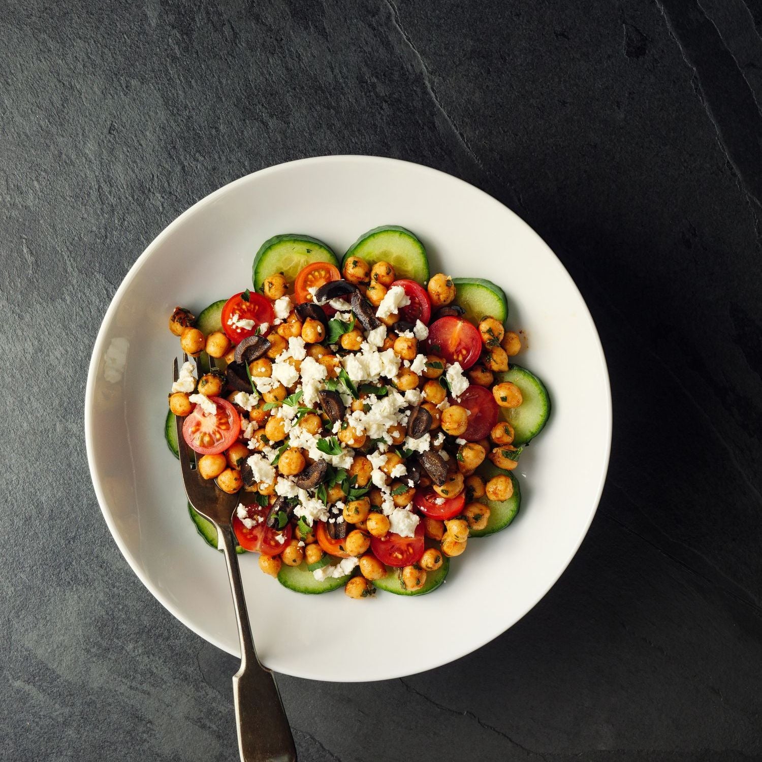 Salade de pois chiches, concombres et tomates cerises