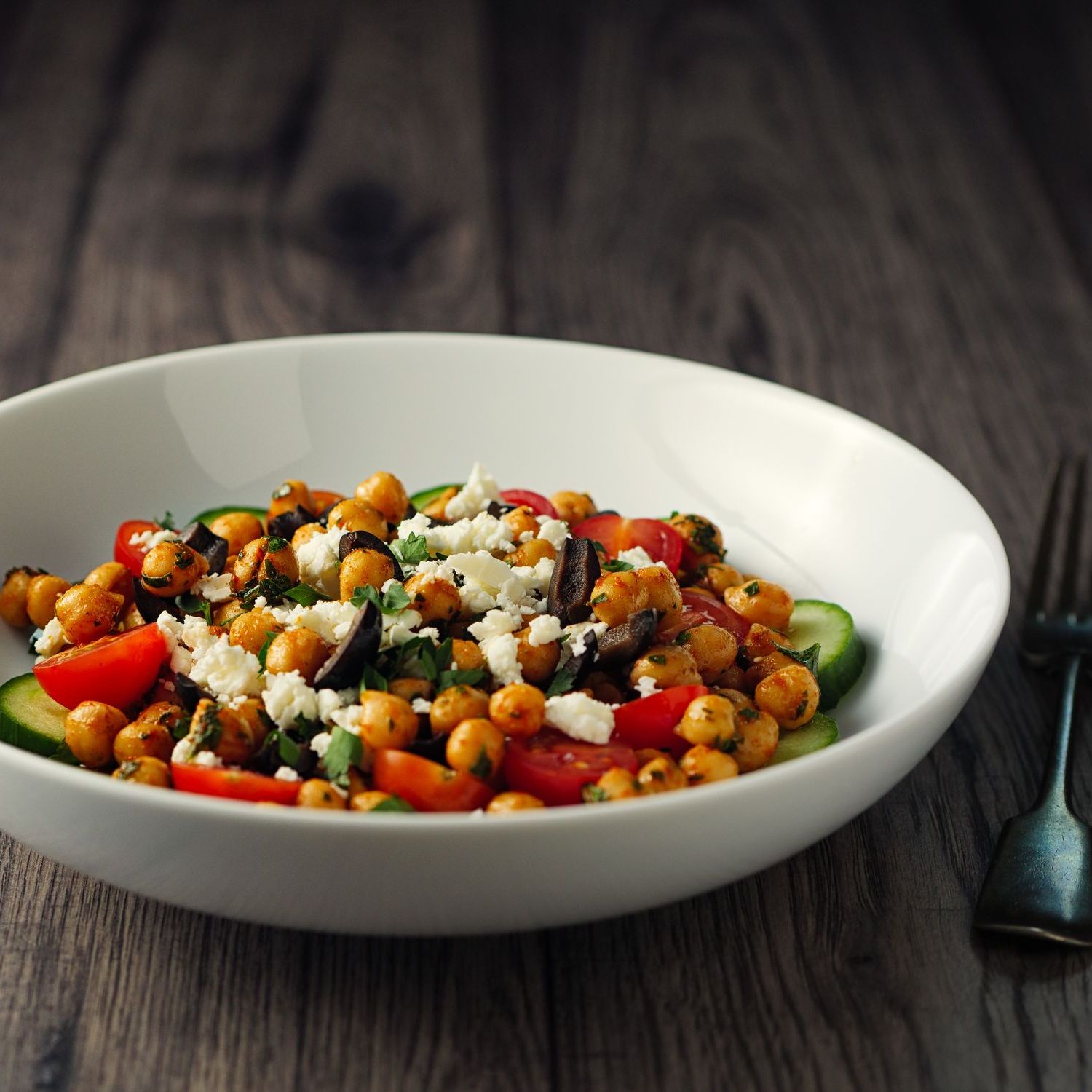 Salade de pois chiches, tomates cerises et basilic
