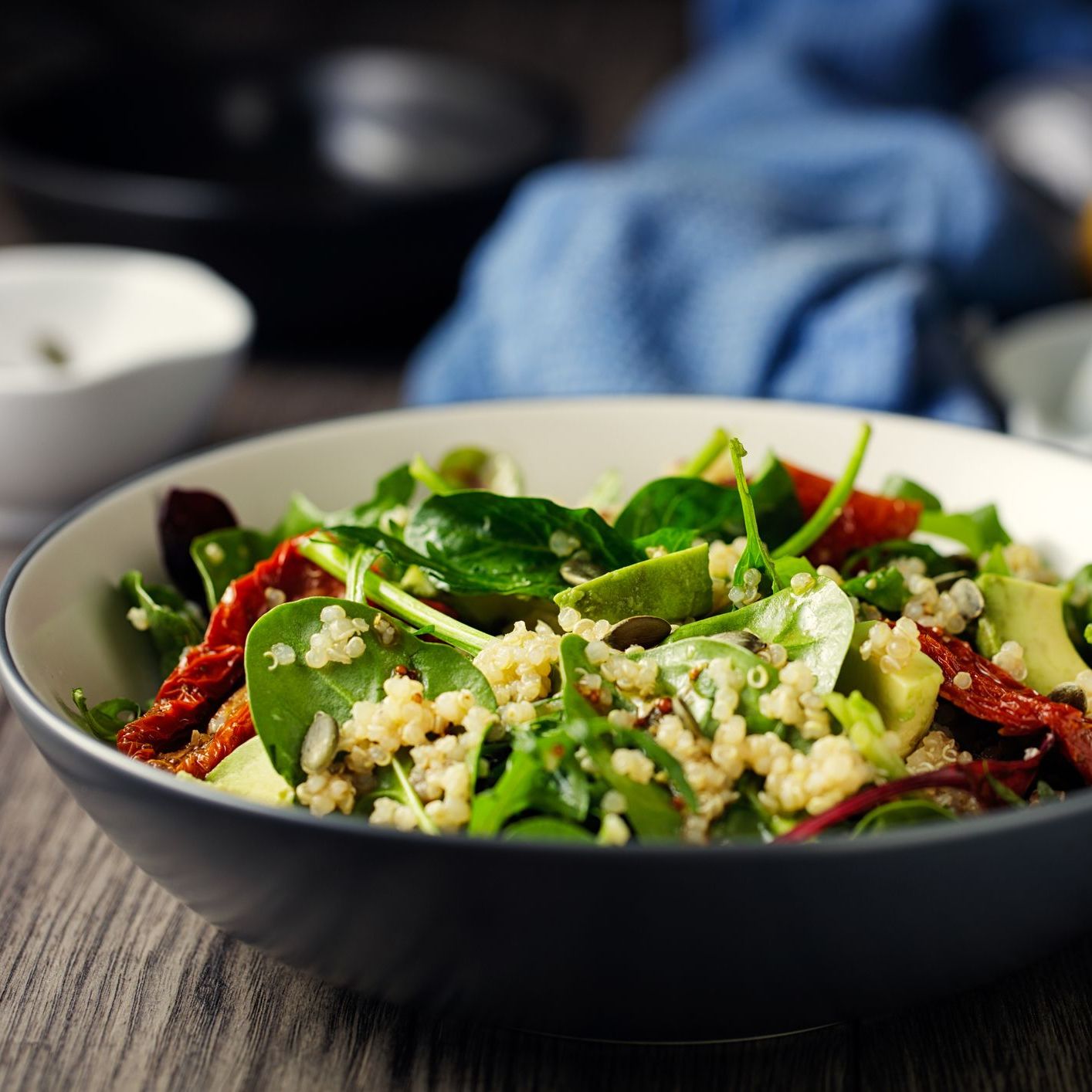 Salade de quinoa, épinards et vinaigrette à l'orange