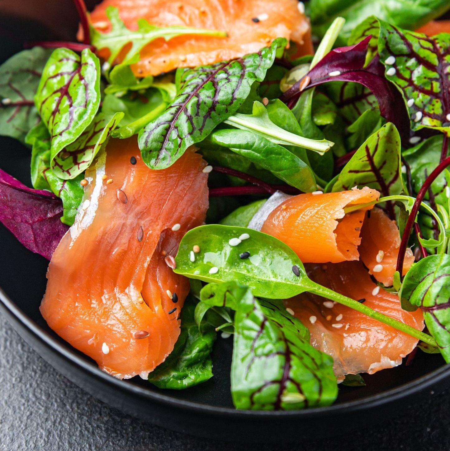Salade gourmande au saumon Coho fumé et canneberges séchées