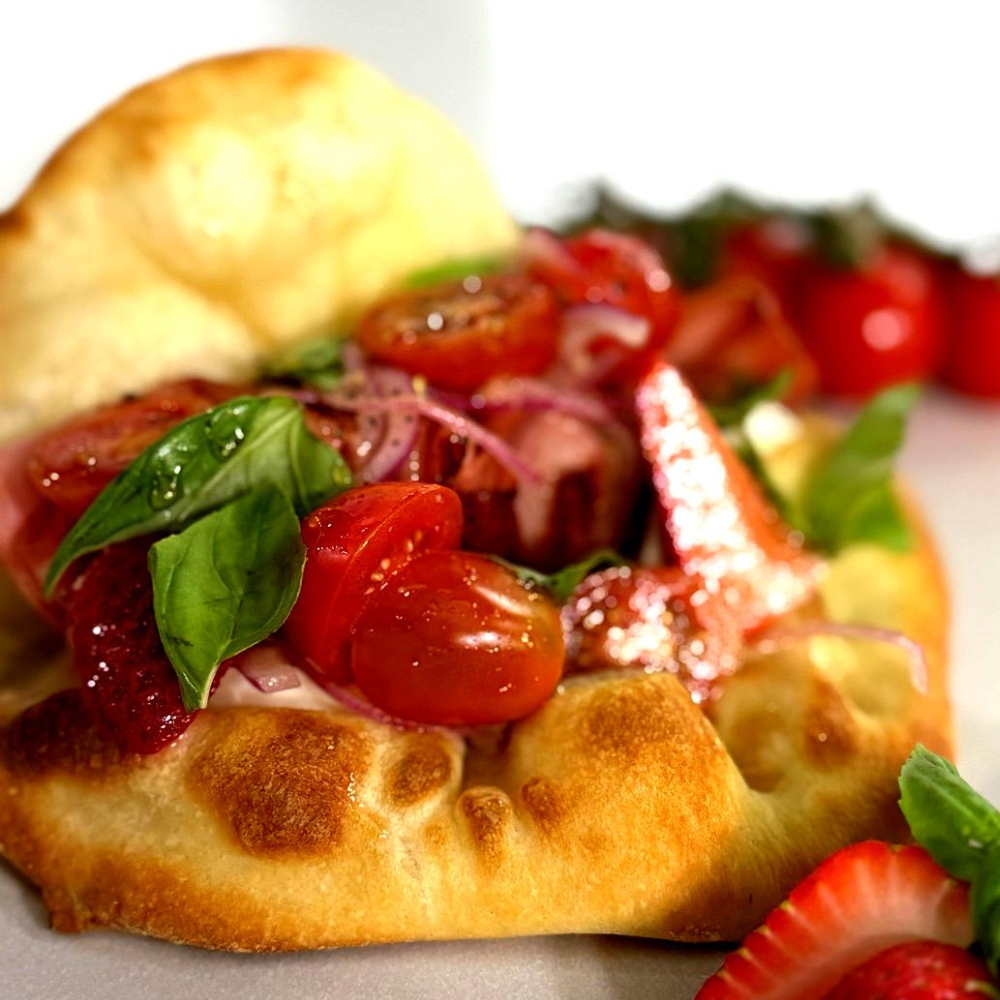 Sandwich à la mortadelle grillée, burrata et salade fraises-tomates