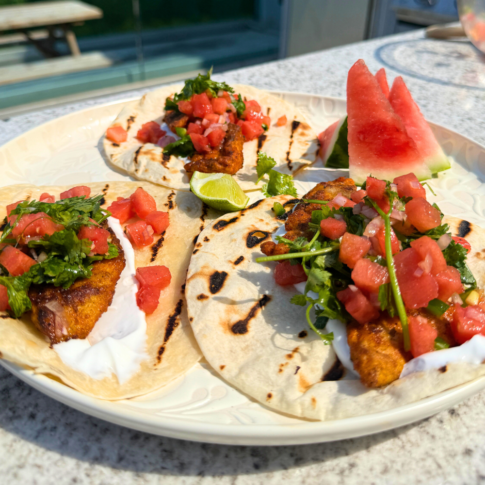 Tacos de poisson et salsa de melon d'eau