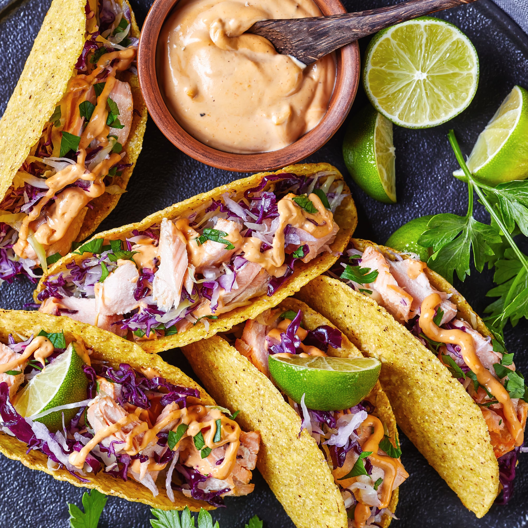 Tacos de saumon fumé et cubes de saumon épicés