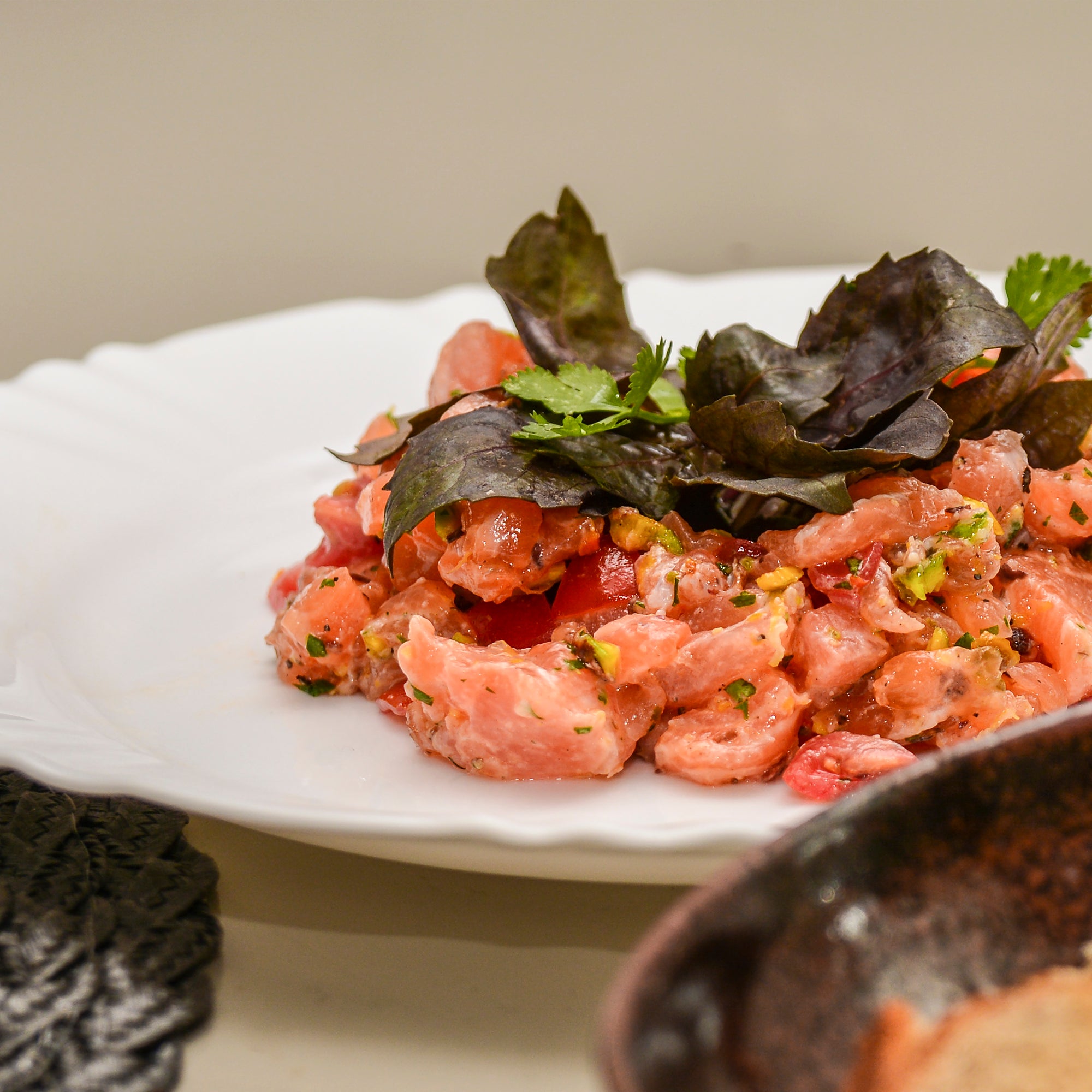 Tartare de saumon au basilic et tomates séchées
