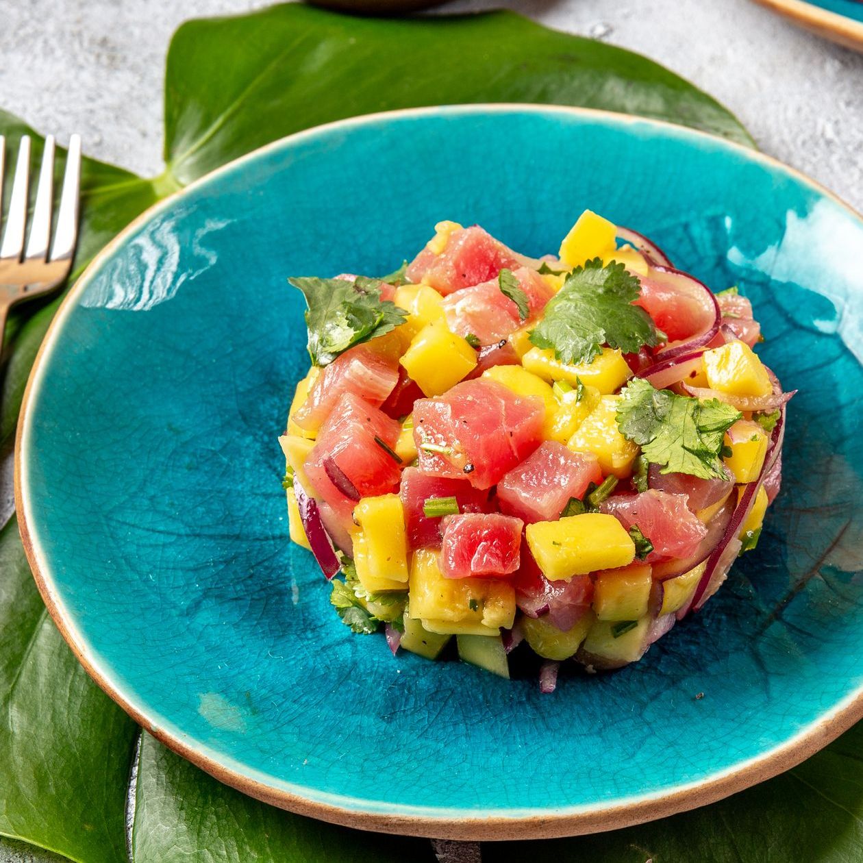 Tartare de thon à la mangue et coriandre