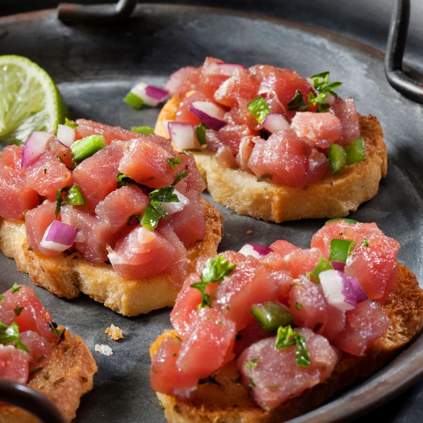 Tartare de thon au poivre rose et aneth