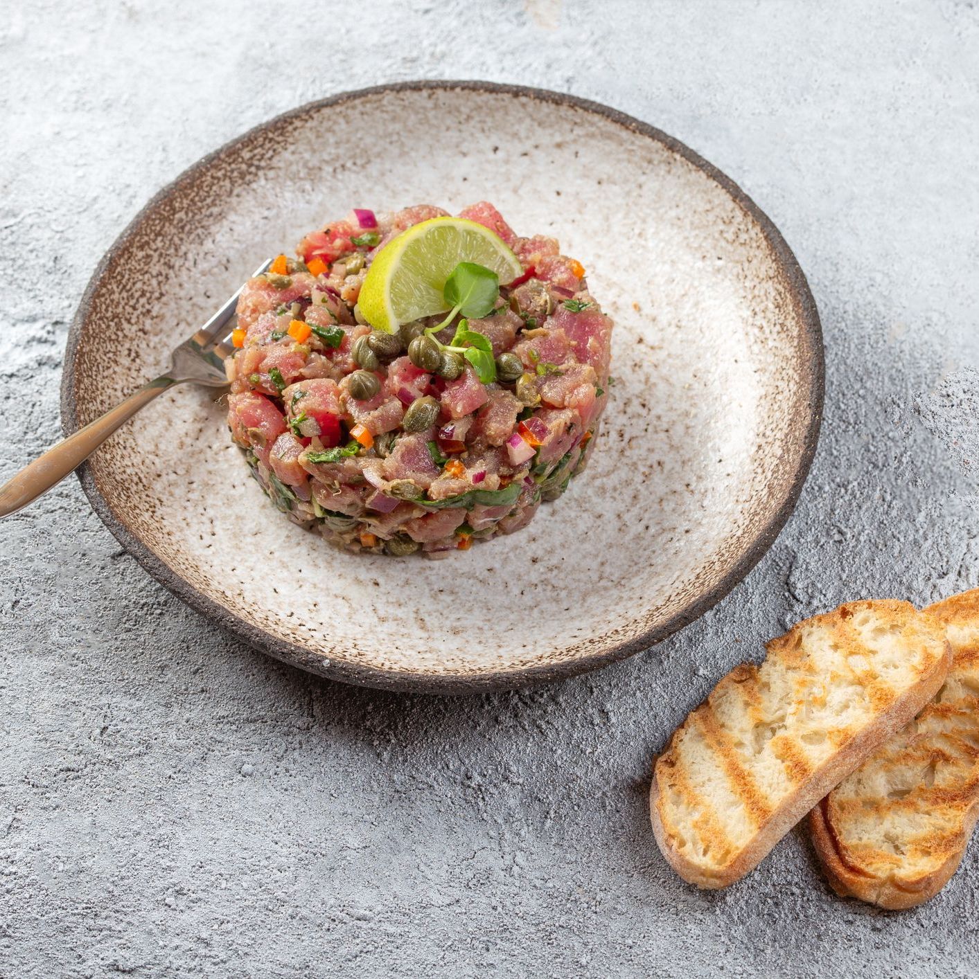 Tartare de thon aux olives noires et câpres