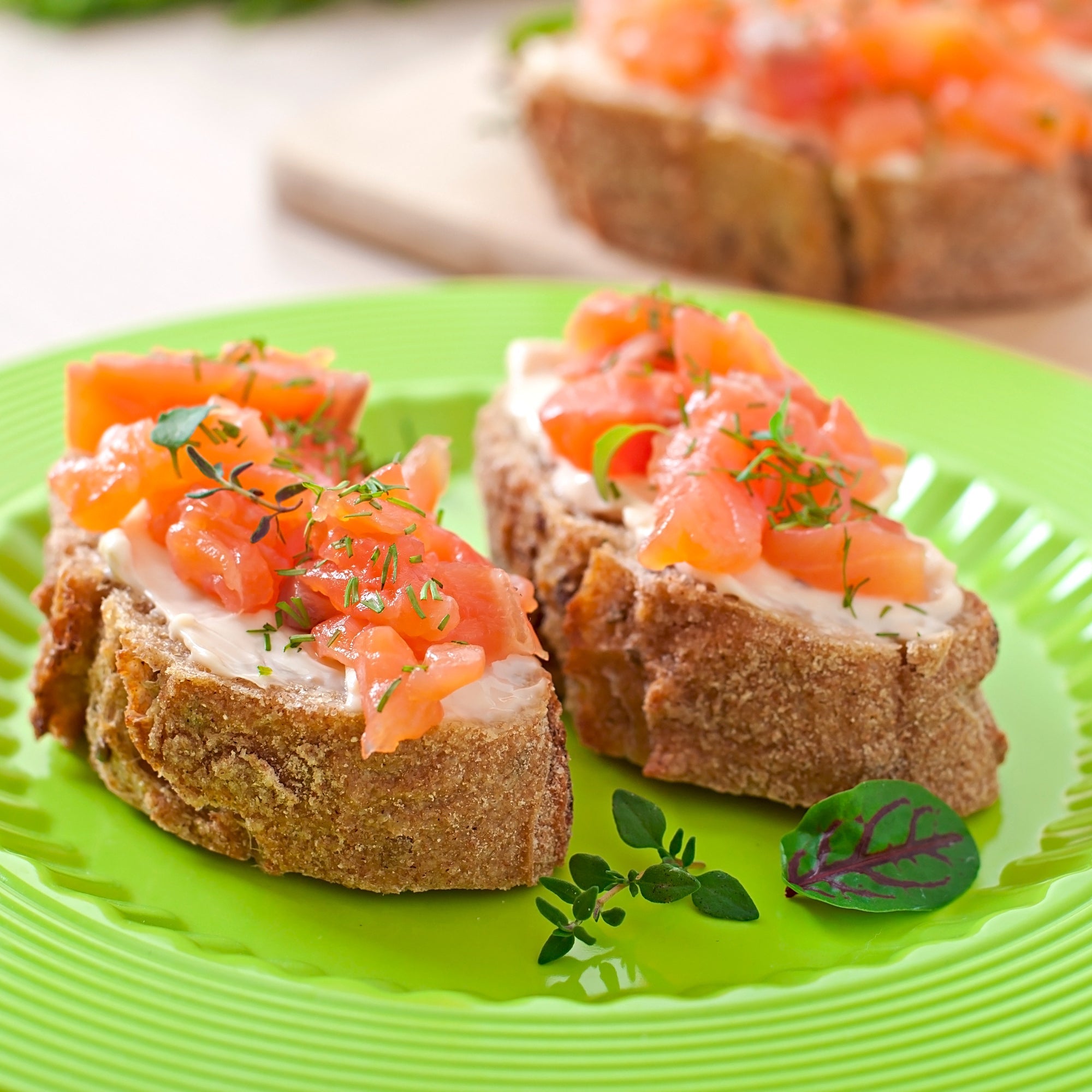 Tartine de saumon fumé et cubes de saumon marinés à l’aneth