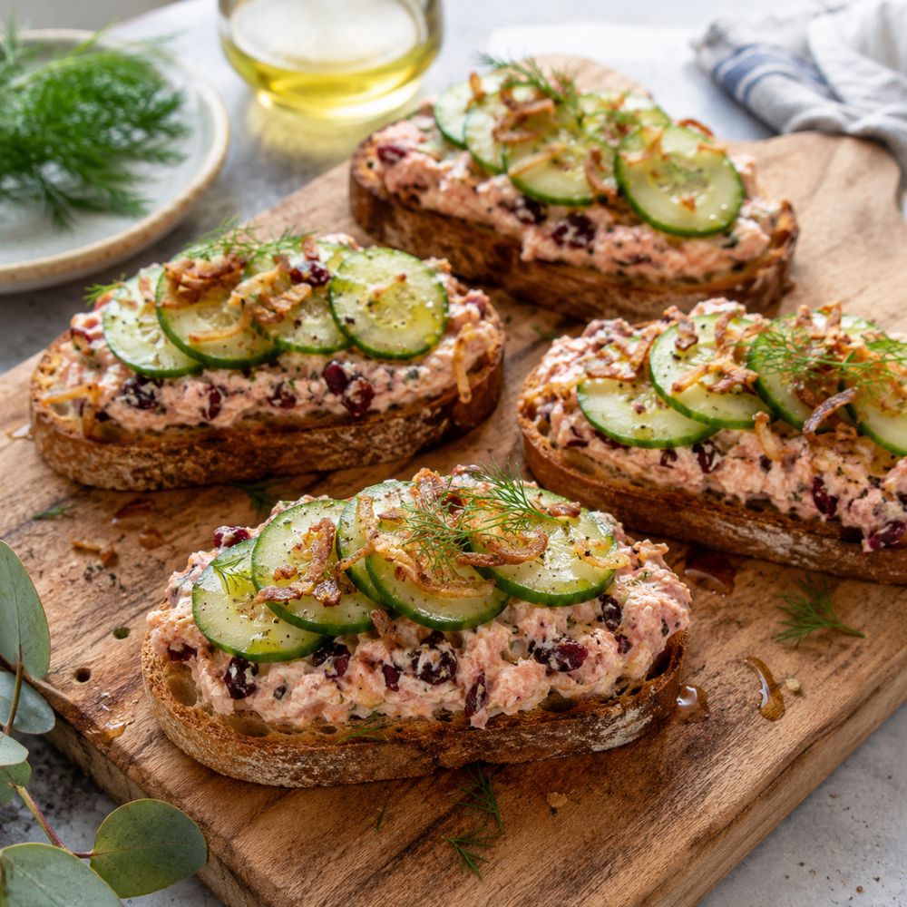 Tartine festive au saumon fumé et canneberges séchées