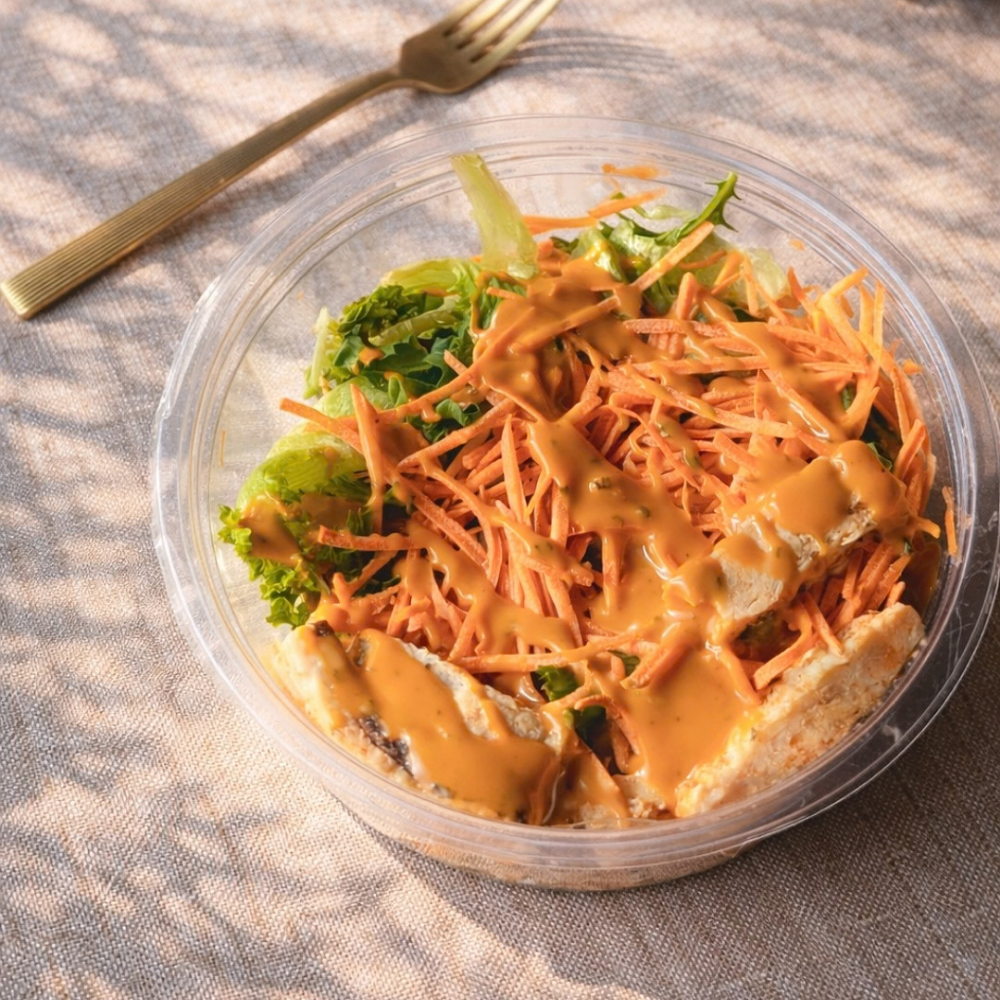 Zen-Salat Asiatischer Nudelsalat, knackiges Gemüse und Huhn